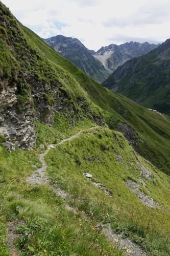 Un sentier escarpé 